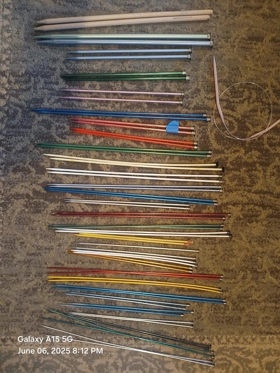 LOT OF ASSORTED KNITTING NEEDLES AND YARN