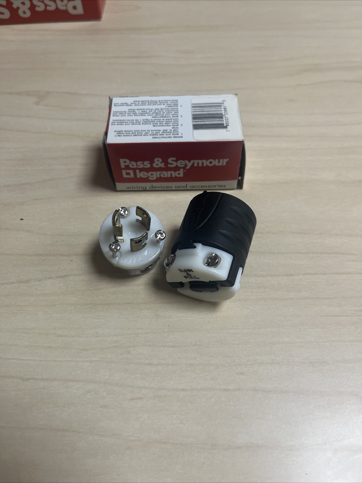 Pass & Seymour Legrand Turnlok Plug PSL715-P 15A/277VAC/2p/3w Grdg.NEMA L7-15p