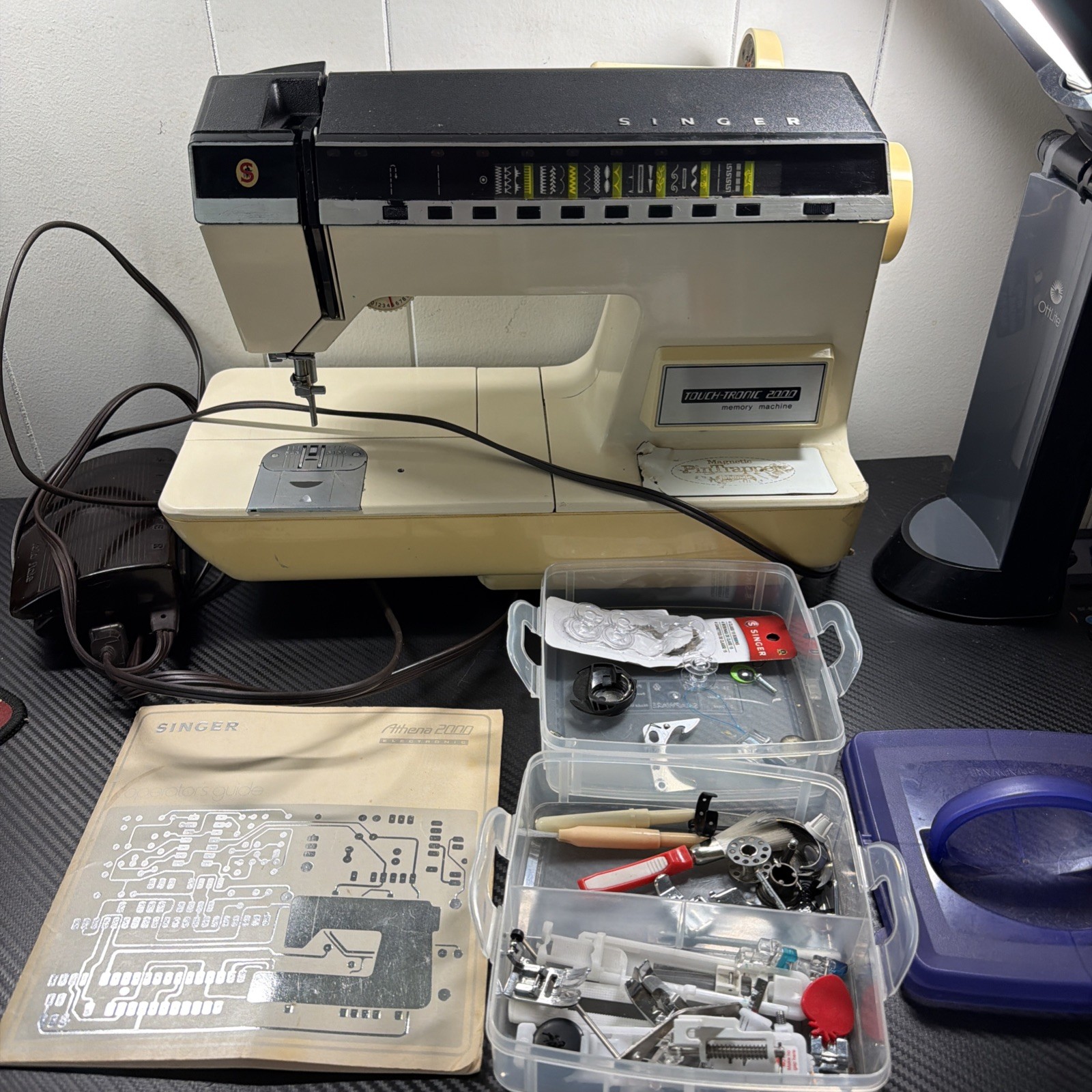 Singer Touch Tronic 2000 Memory Sewing Machine With Pedal W/ Manual Tested