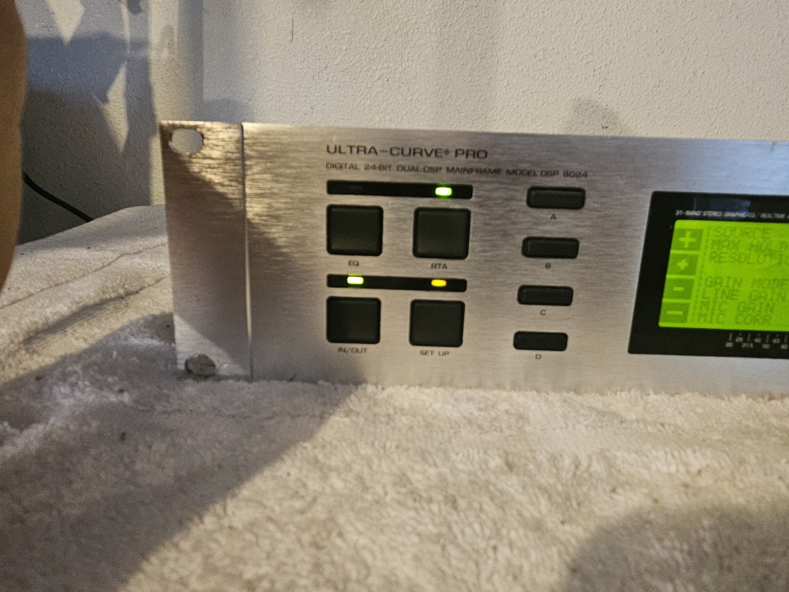 BEHRINGER ULTRA CURVE PRO DSP 8024