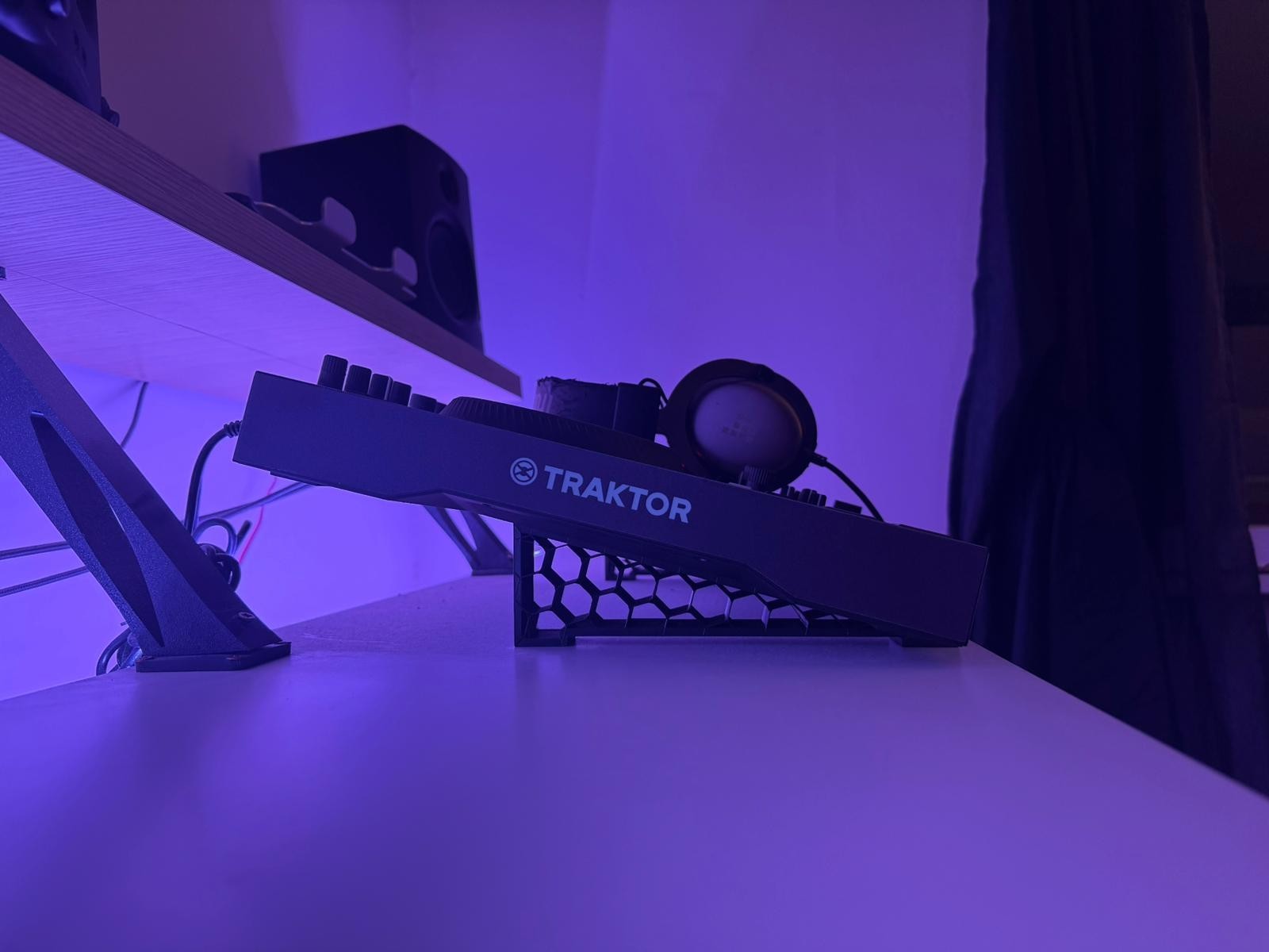 DJ Console Lift - Ergonomic and Professional Stand for DJ Console