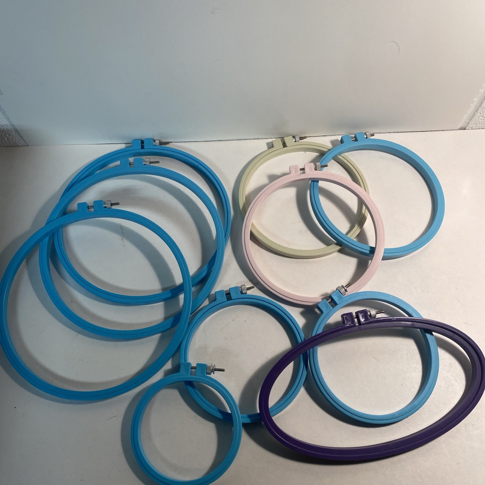 Lot of 10 Assorted Plastic Scew Hoops For Embroidery Cross Stich Needlepoint