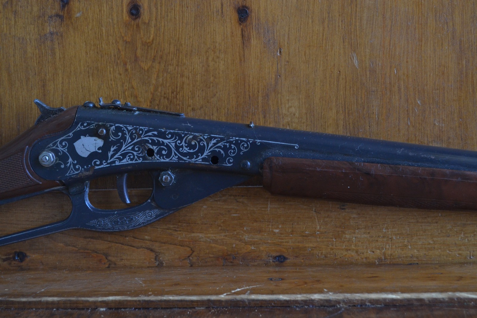 Vintage Daisy Model 111 Air Rifle BB Gun Cougar Graphics Working Condition