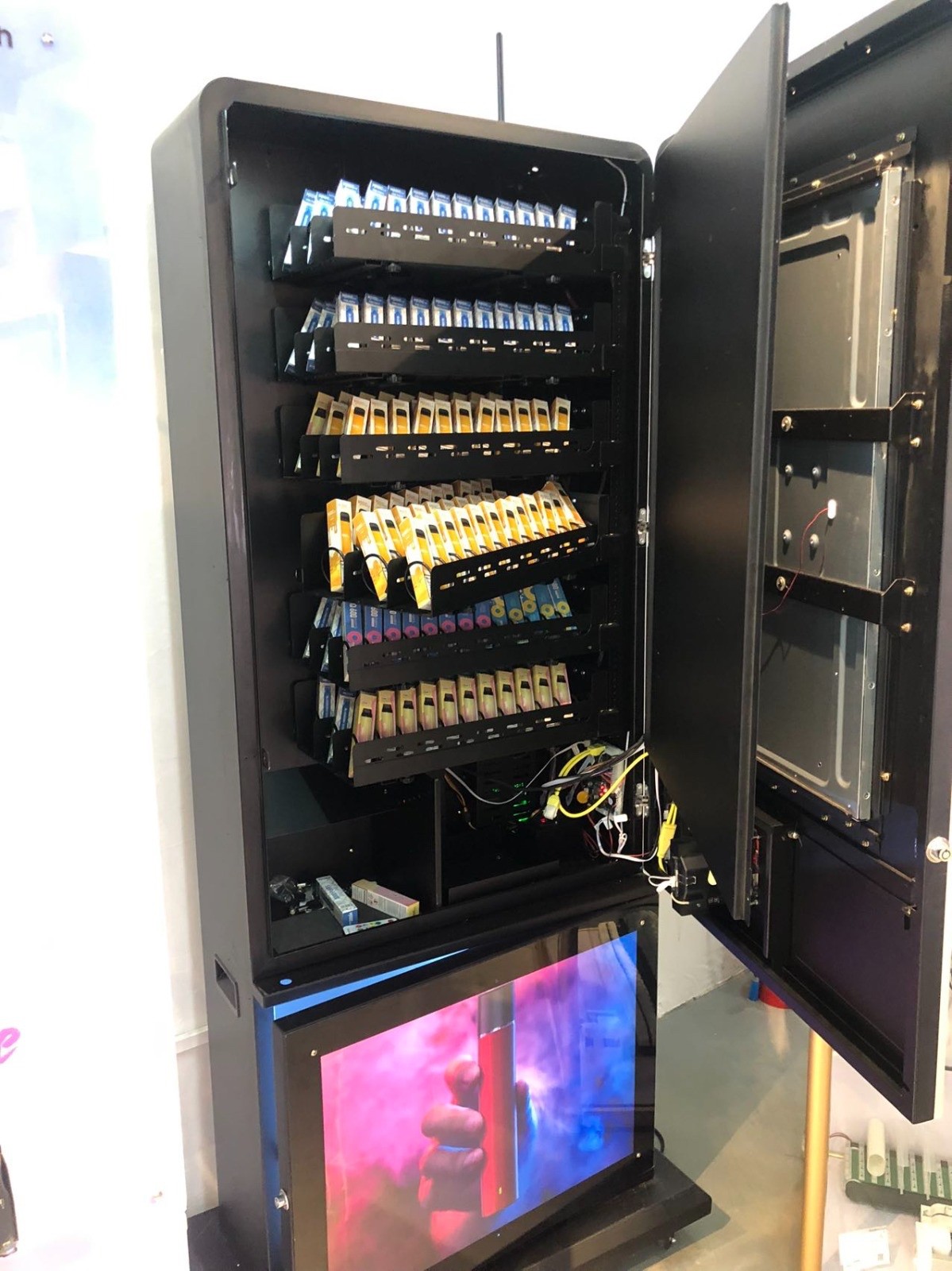 XL Capacity Vending Machines For Sale - 32" Screen with Stand