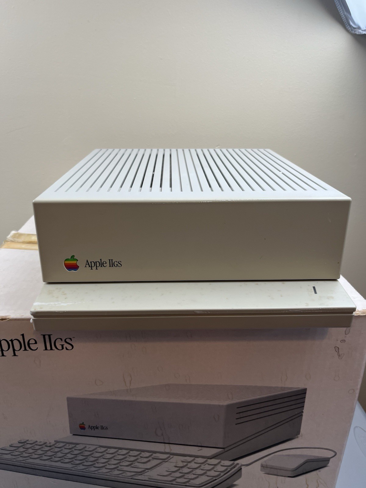 Apple IIGS A2S6000 Computer w/ Original Box, Keyboard, Mouse, Cable Book Works