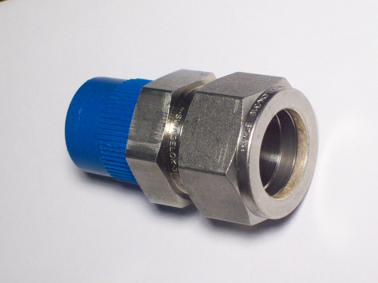 1 - Swagelok Stainless Steel Connector, 3/4" OD Tube x 1/2" MNPT, SS-1210-1-8