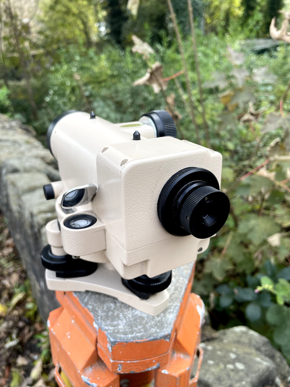 ENGINEERING SURVEYOR TRIPOD AND PROFESSIONAL FUJI - KOH FA22 LEVEL