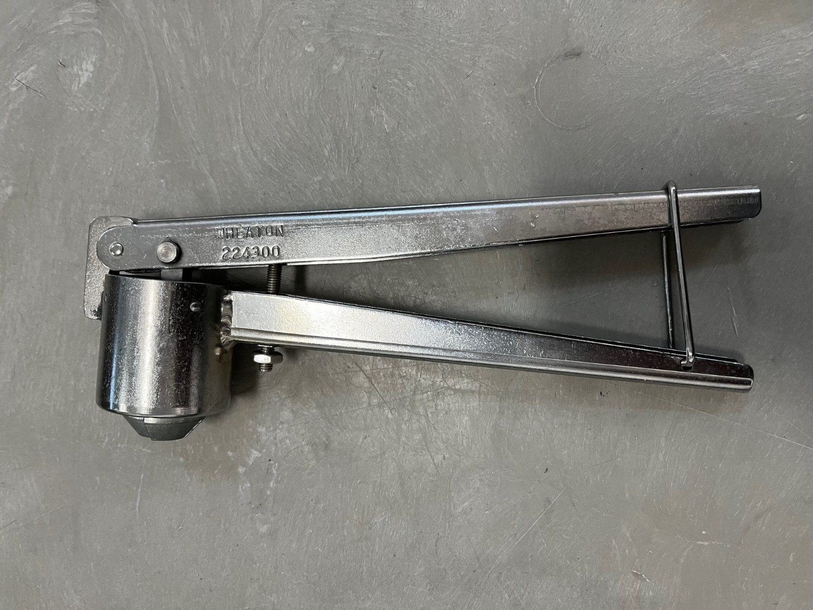 Wheaton E-Z Crimper Decapper for 8 mm seals P/N: 224300