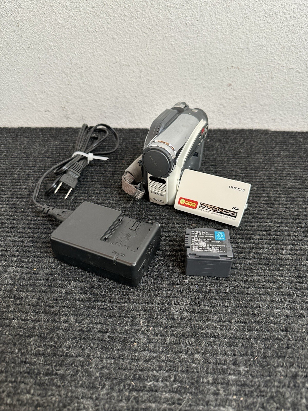 Hitachi WOOO Hybrid Cam DVD HDD Handheld Video Camera