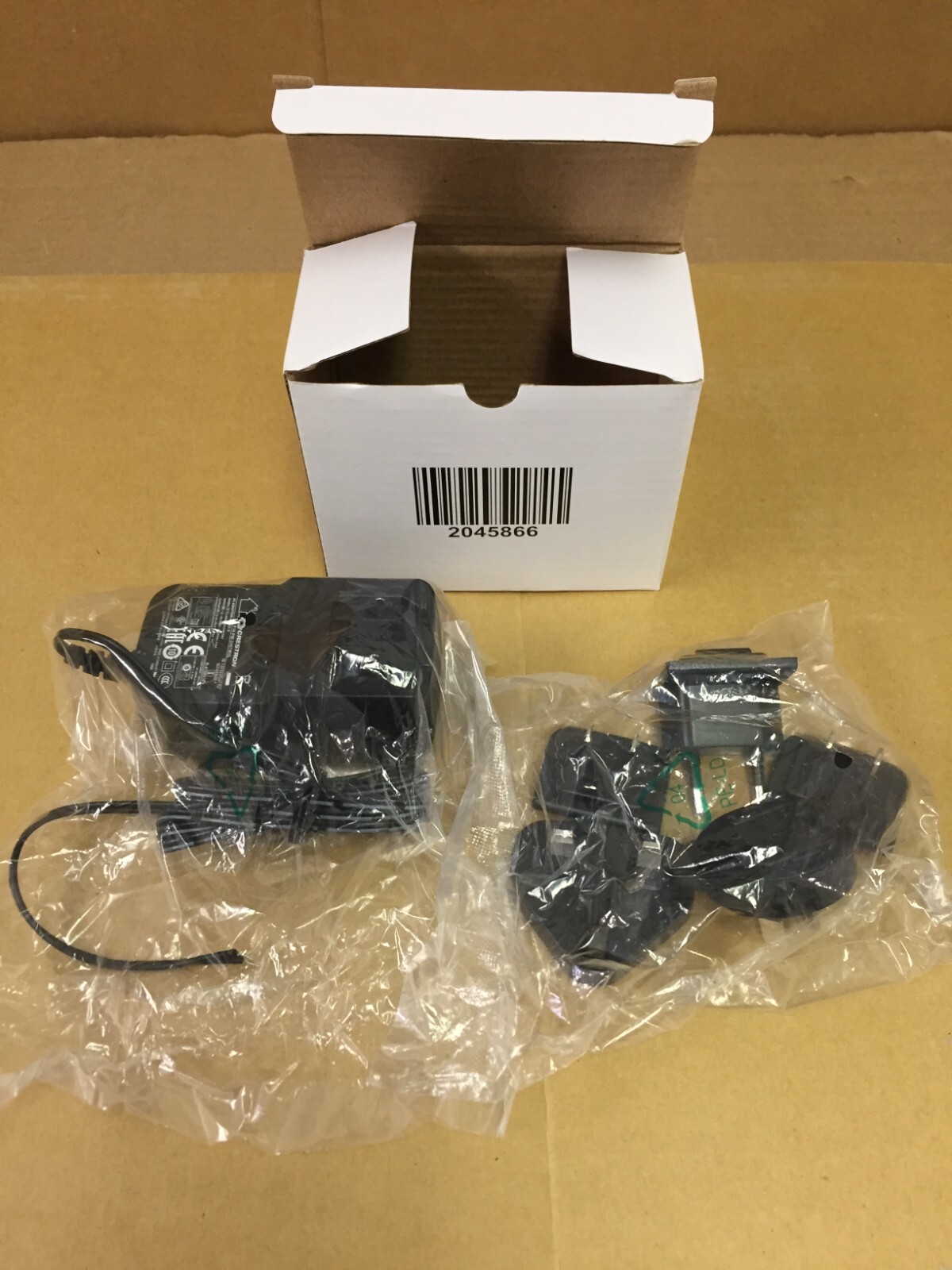 New CRESTRON PW-2407WUL 24V 0.75A Wall Mount Universal Power Supply Open Leads