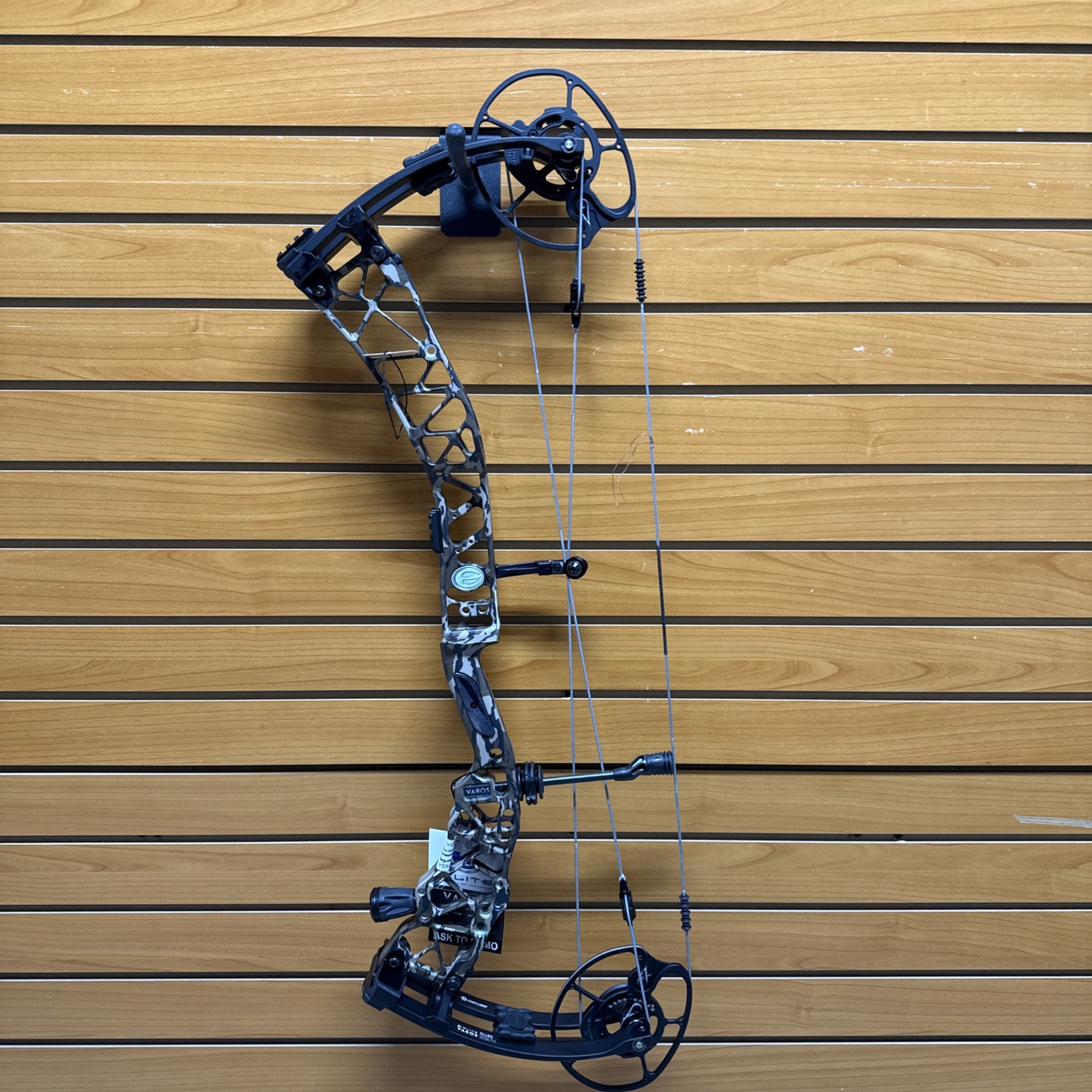 Item 3839 - Elite Archery Compound Bow - Varos - RH - Bottomland - #70