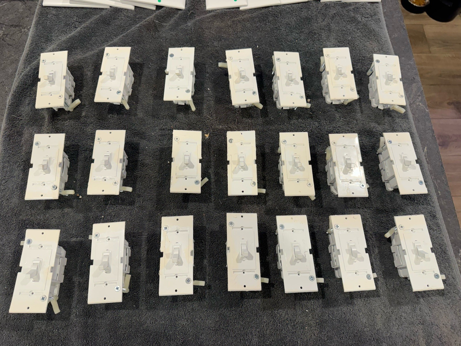 Wirecon WDSDU151WTG White Single Pole Wall  Switches+Wall Plates 120v/15A lot