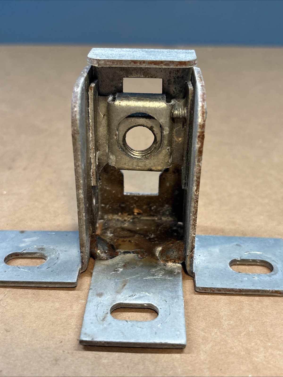 DIXIE NARCO VENDING MACH T HANDLE LOCK NUT ASSEMBLY W/MOUNTING BRACKET