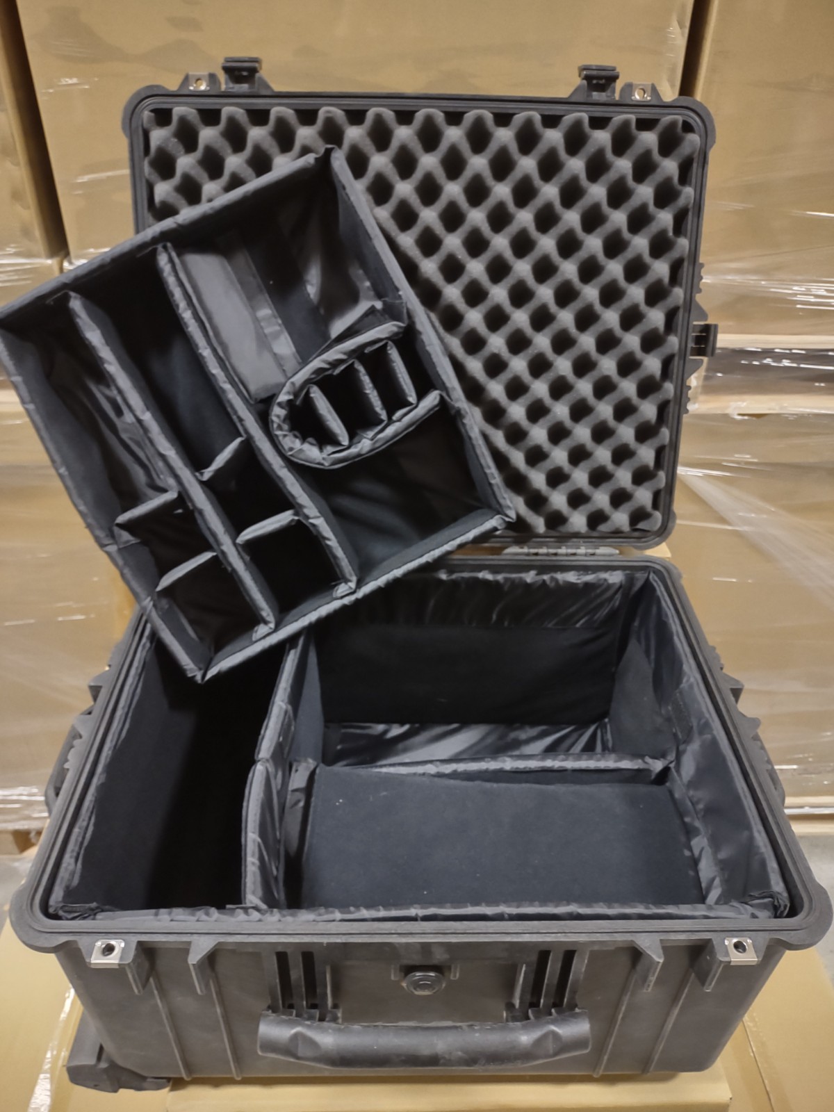 Pelican 1620 Hard Case with Padded Divider (Black)