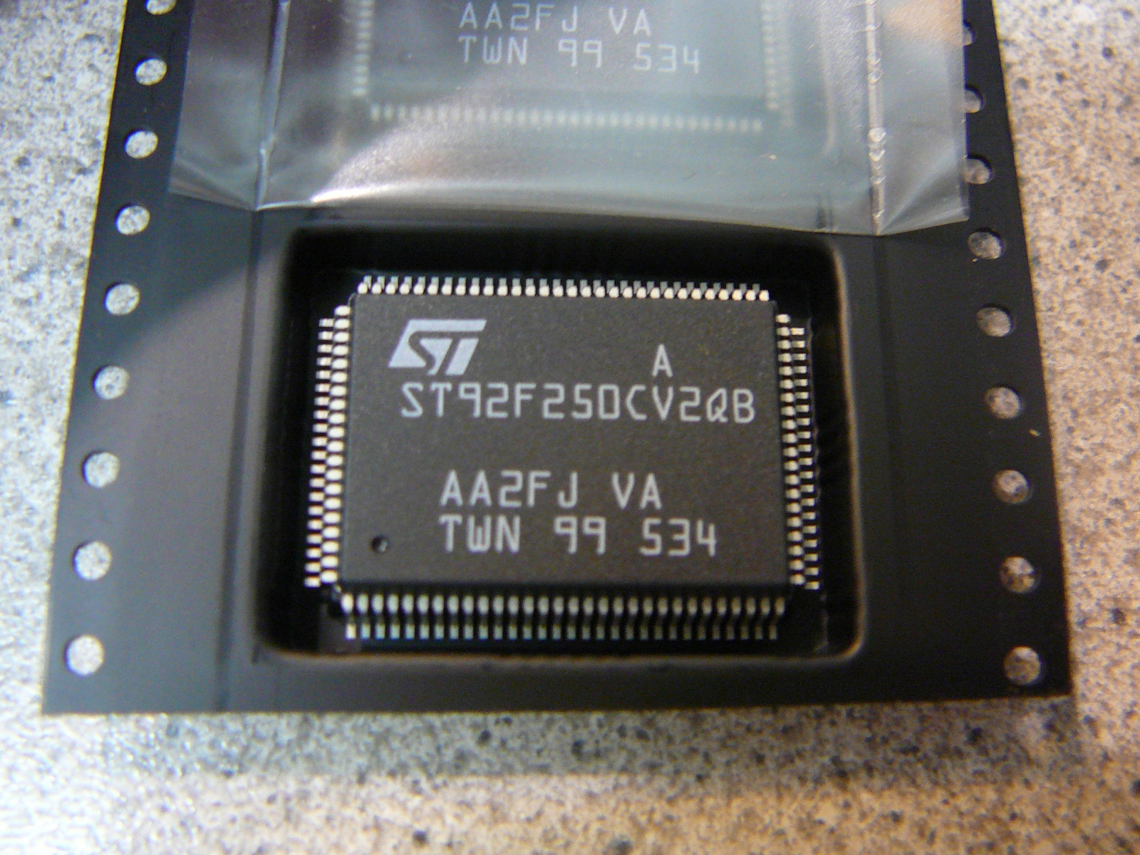 ST MICRO 8-Bit Microcontroller - MCU 256K Flash 8K RAM PQFP-100 **NEW** 1/PKG