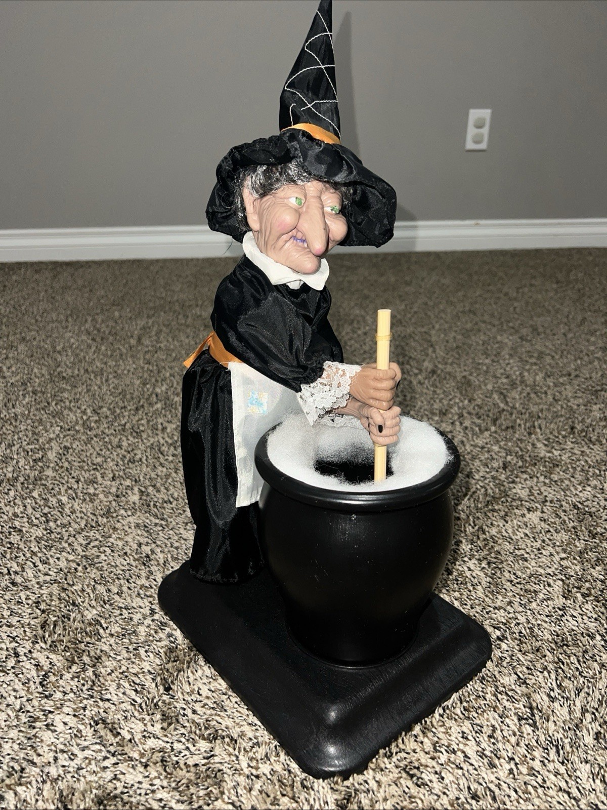 VTG GEMMY 1993 (WORKING) ANIMATED TALKING STIRRING WITCH HALLOWEEN FACTORY DECOR