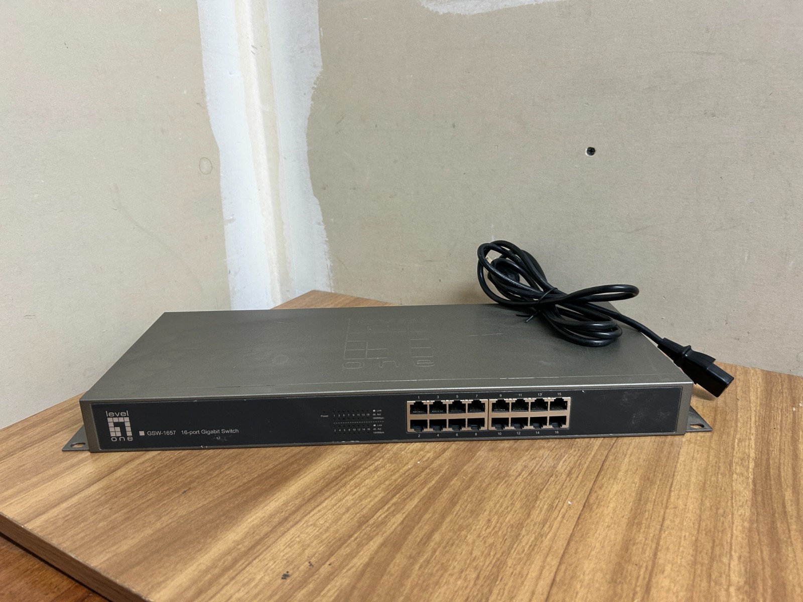 LevelOne GSW-1657 16 Port Ethernet Switch