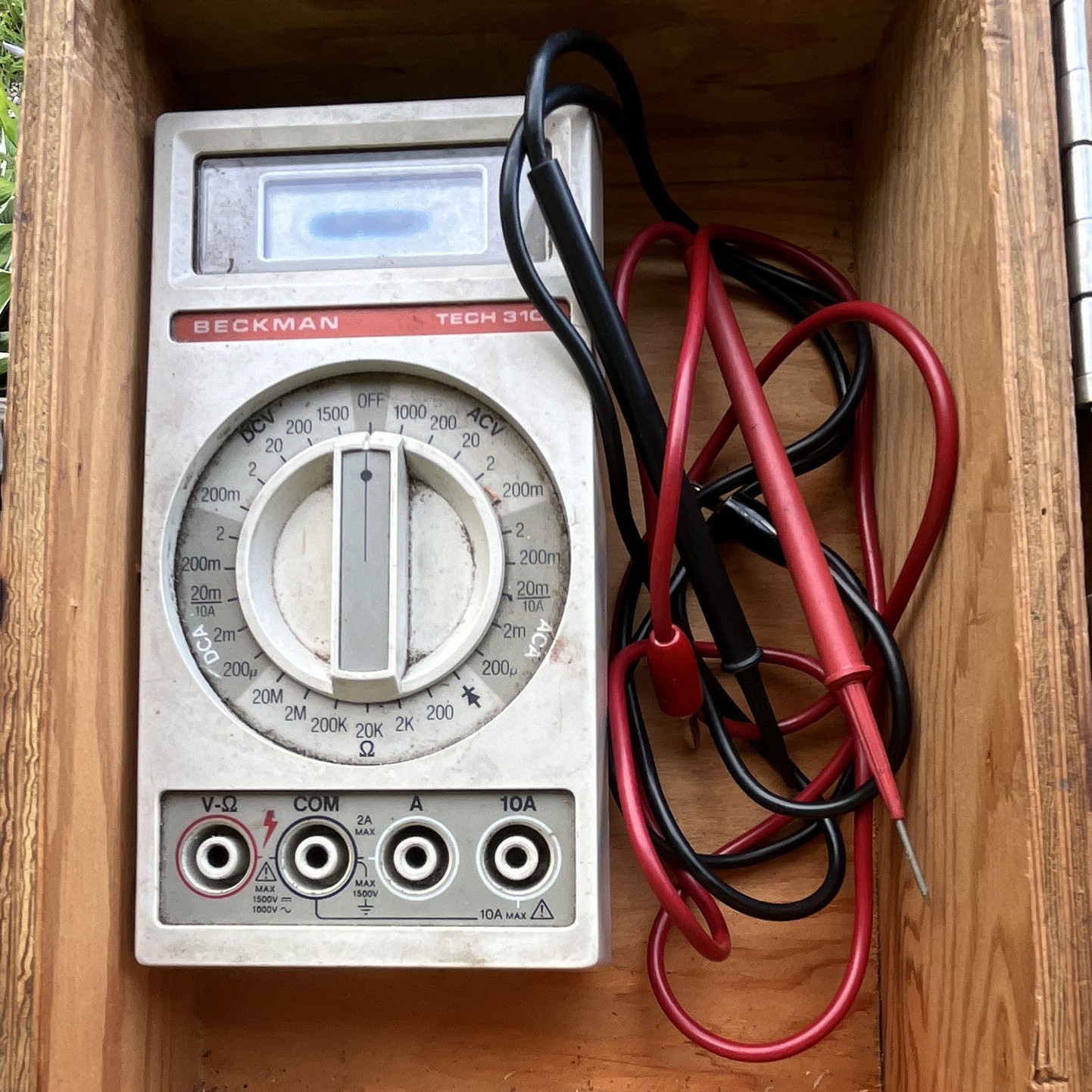 Beckman Tech 310 CAT III Handheld Digital Multimeter 1999 Count w/ Test Leads