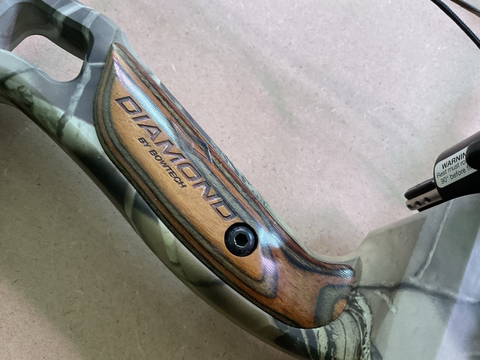 DIAMOND ARCHERY STUD RH BOW