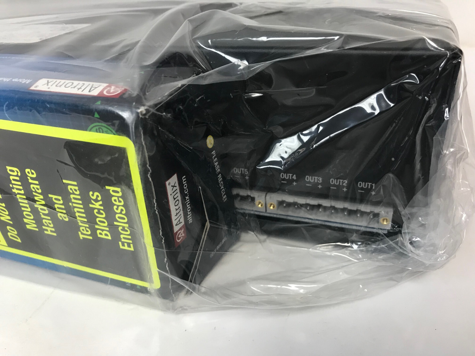 ALTRONIX MAXIMAL3R REACK MOUNT ACCESS POWER CONTROLLER W/POWER SUPPLY OPEN BOX