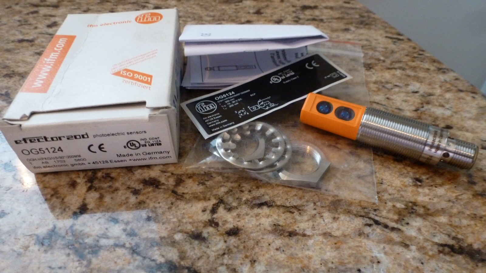 IFM OG5124, Diffuse reflection sensor w/ background suppression *New in Box*