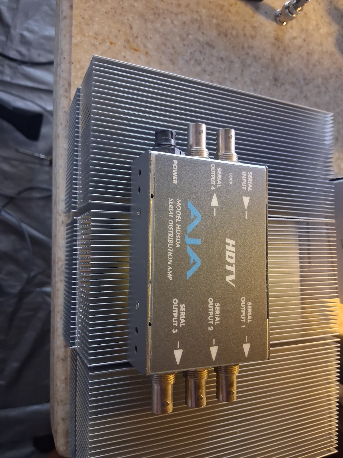 AJA HD5DA SERIAL DISTRIBUTION AMPLIFIER with power cord