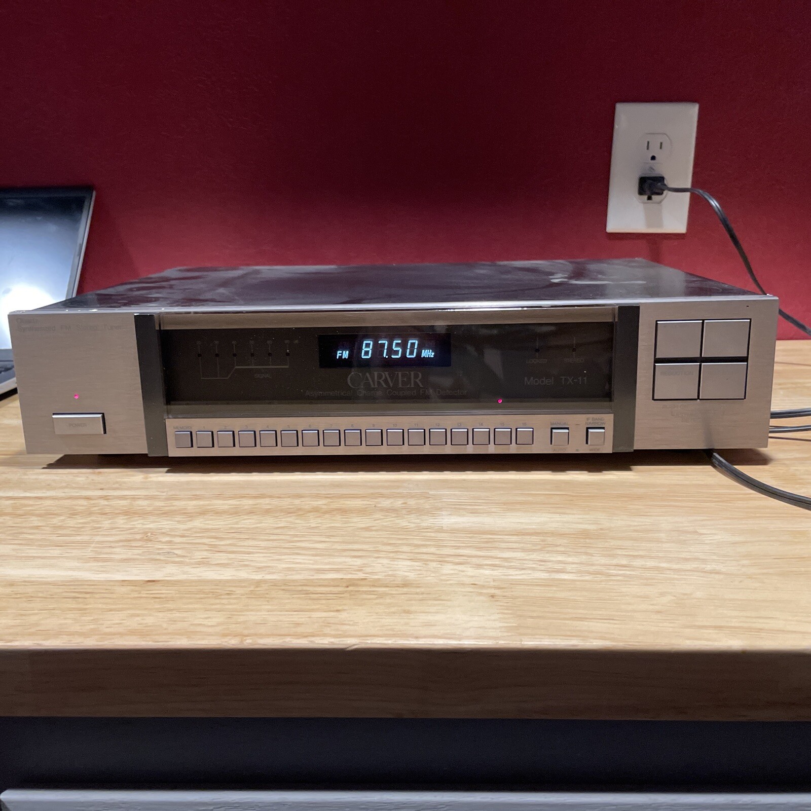 Vintage Carver Model TX-11 QUARTZ SYNTHESIZED STEREO TUNER