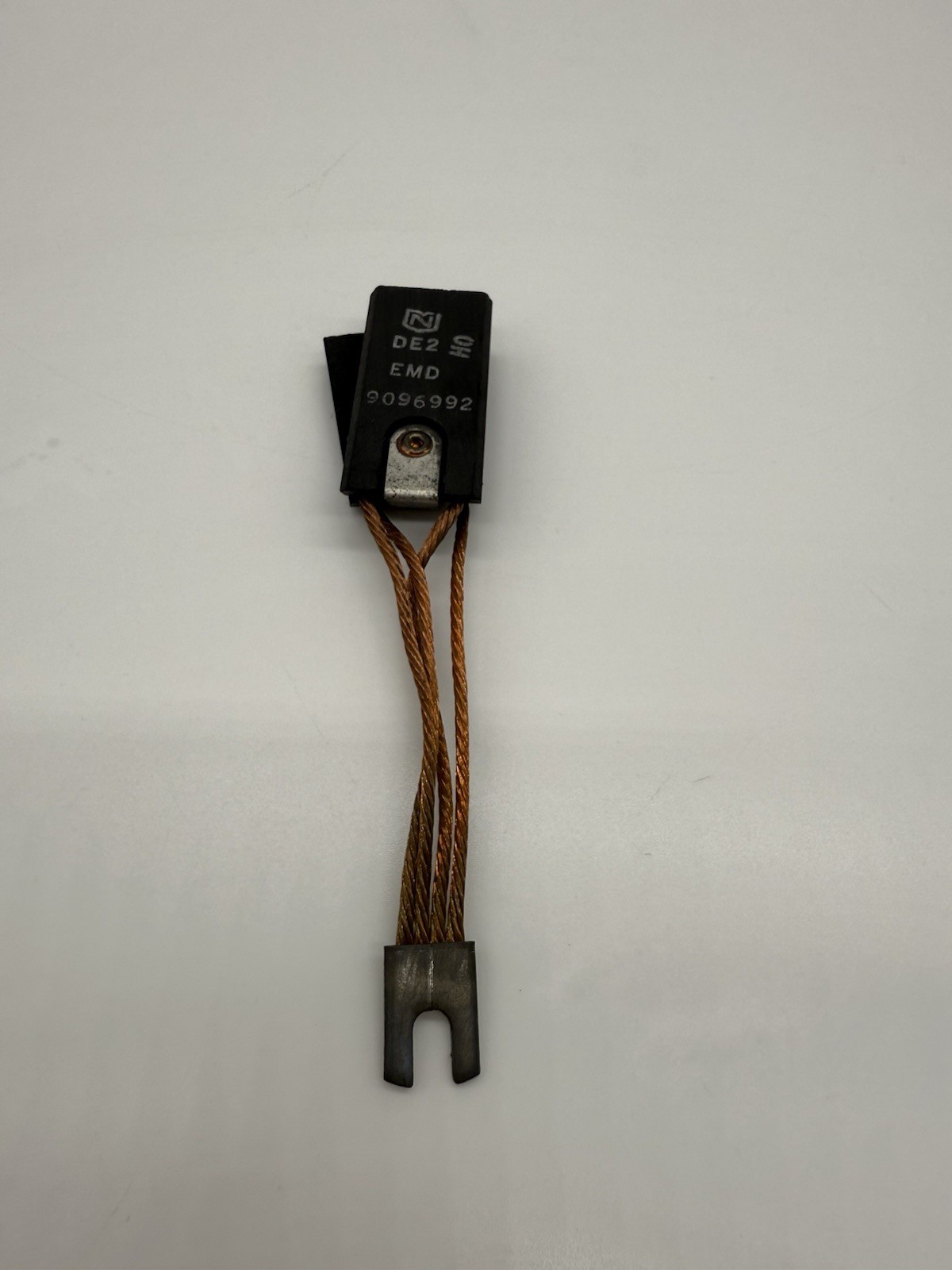 NATIONAL CARBON 9096992 DE2EMD / DE2 EMD 5/8" X 1" X 2" MOTOR BRUSH NOS