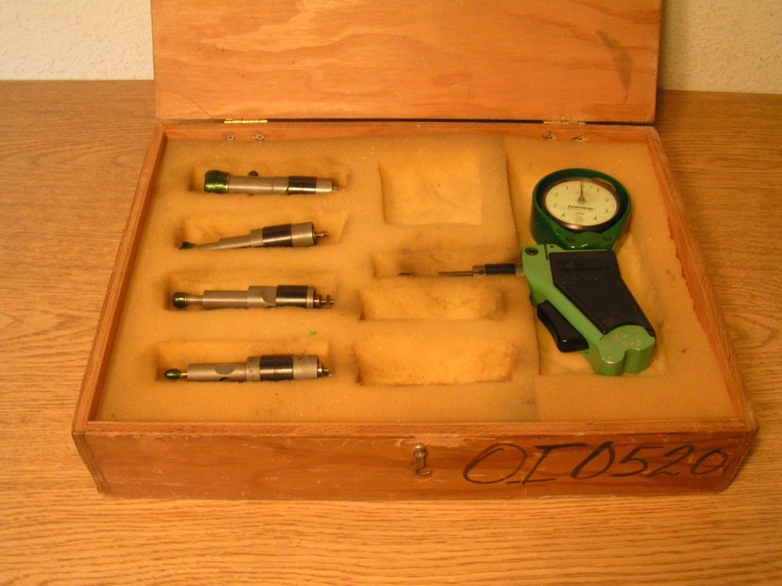 FEDERAL DIAL .0001 INDICATOR GAGE WITH WOODEN CASE AND ATTACHMENTS