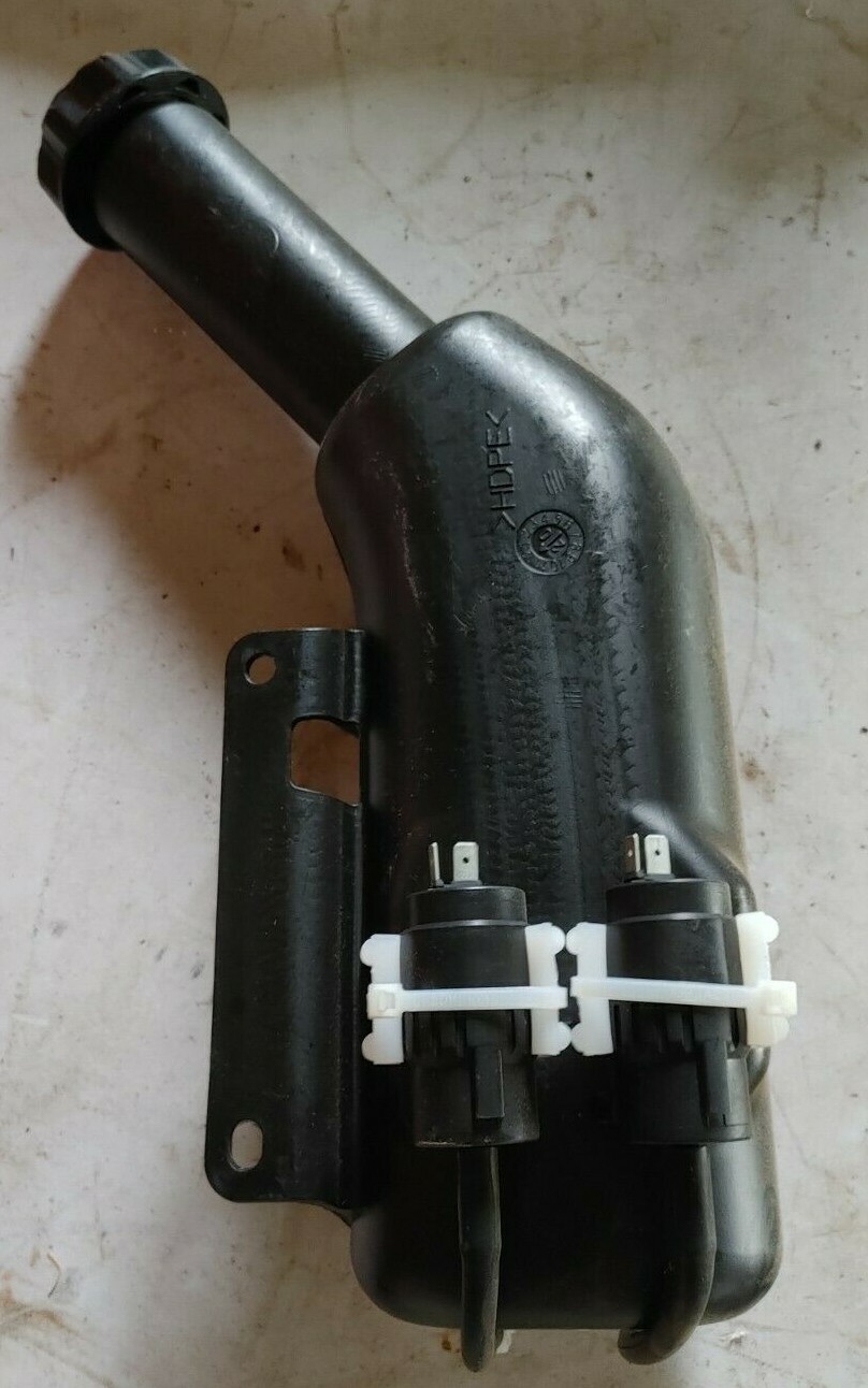 New OEM CASE Windshield Washer Reservoir / Motors 87675209 CNH (RB5A)