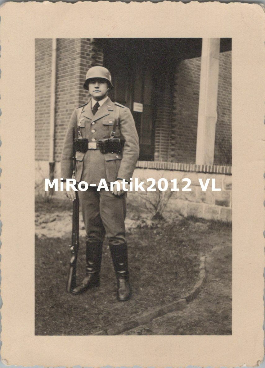 Photo, 6th Comp.Lg.N.Rgt.11, equipped with rifle and steel helmet, VL(80083)