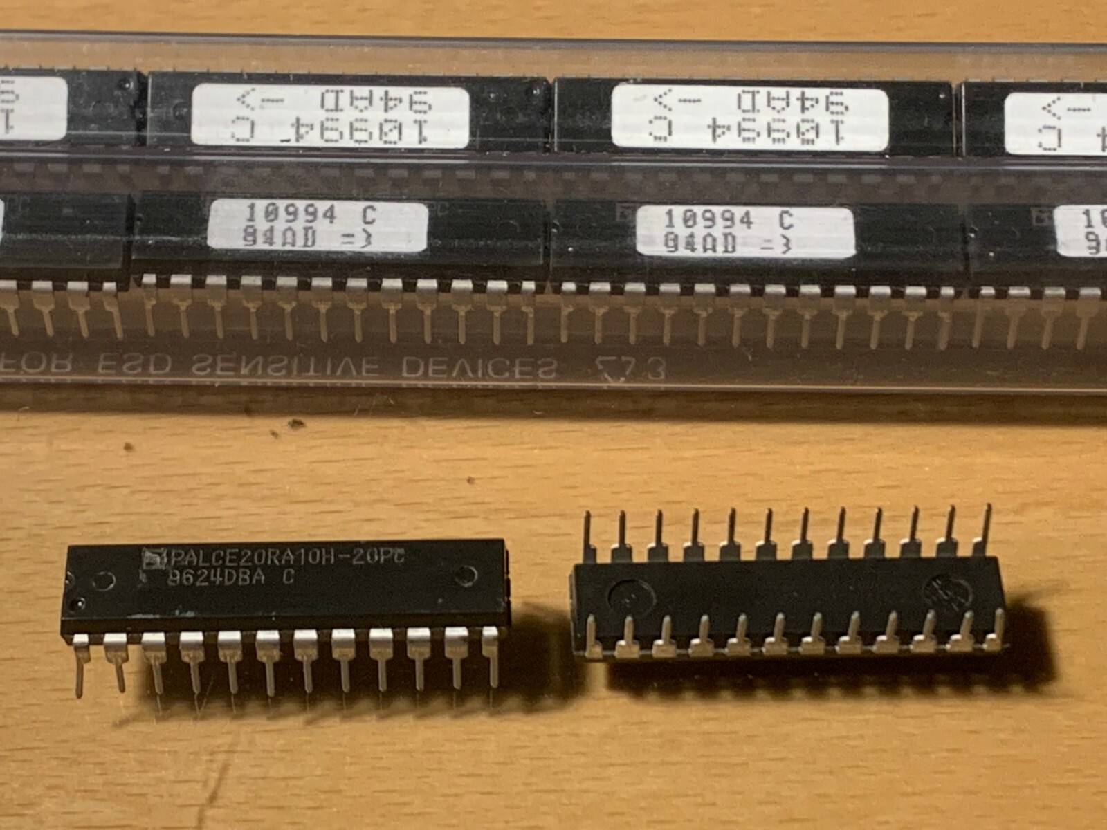 PALCE20RA10H-20PC- Electrically Erasable PAL Register Array, 20ns, DIP-24.
