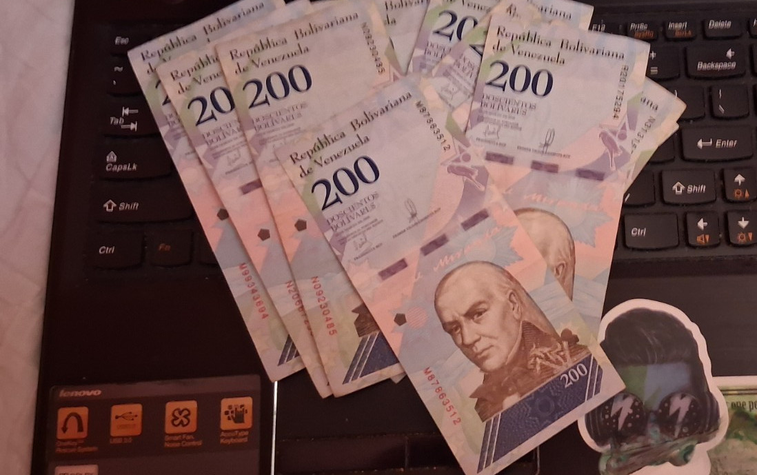 10 notes  VENEZUELA    parrot 🦜  animal
