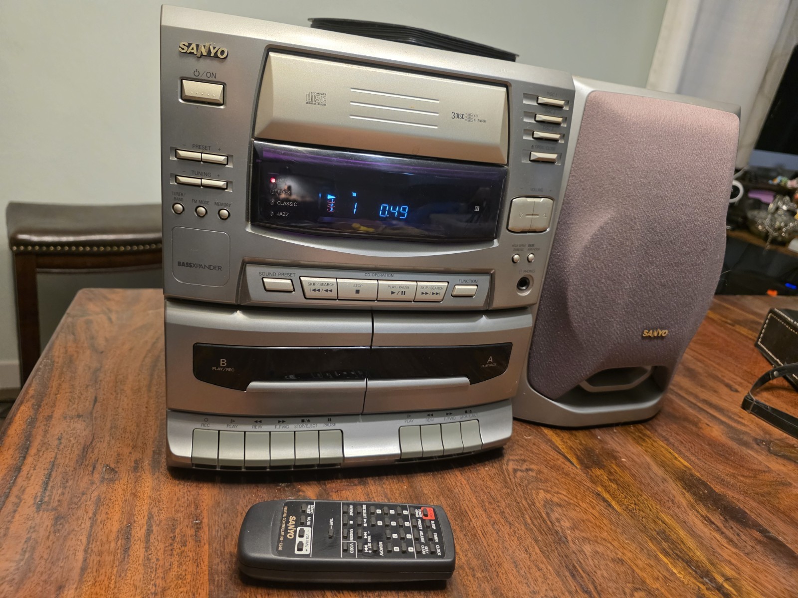 Sanyo AWM-1900U Bookshelf 3-Disc CD Stereo System (W/Remote & 1 Speakers)