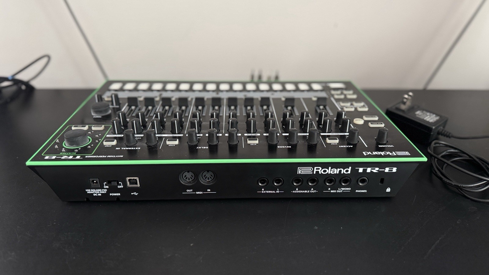 Roland TR-8 Sampler & Sequencer Drum Machine 16 Pads USB MIDI Built-in Effects