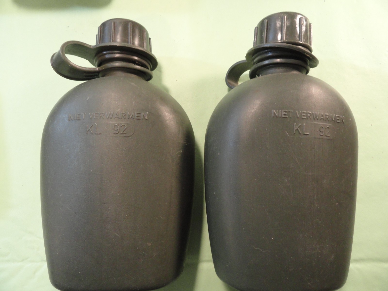 VINTAGE OD GREEN DUTCH NETHERLANDS MILITARY CANTEENS SET OF 2 CANTEENS