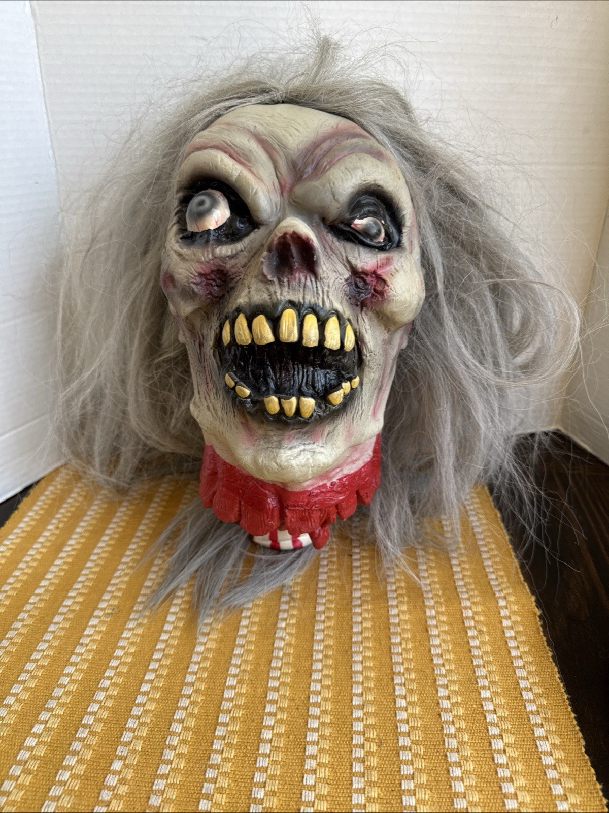 Hanging Zombie Head Halloween Decoration Prop. Creepy!