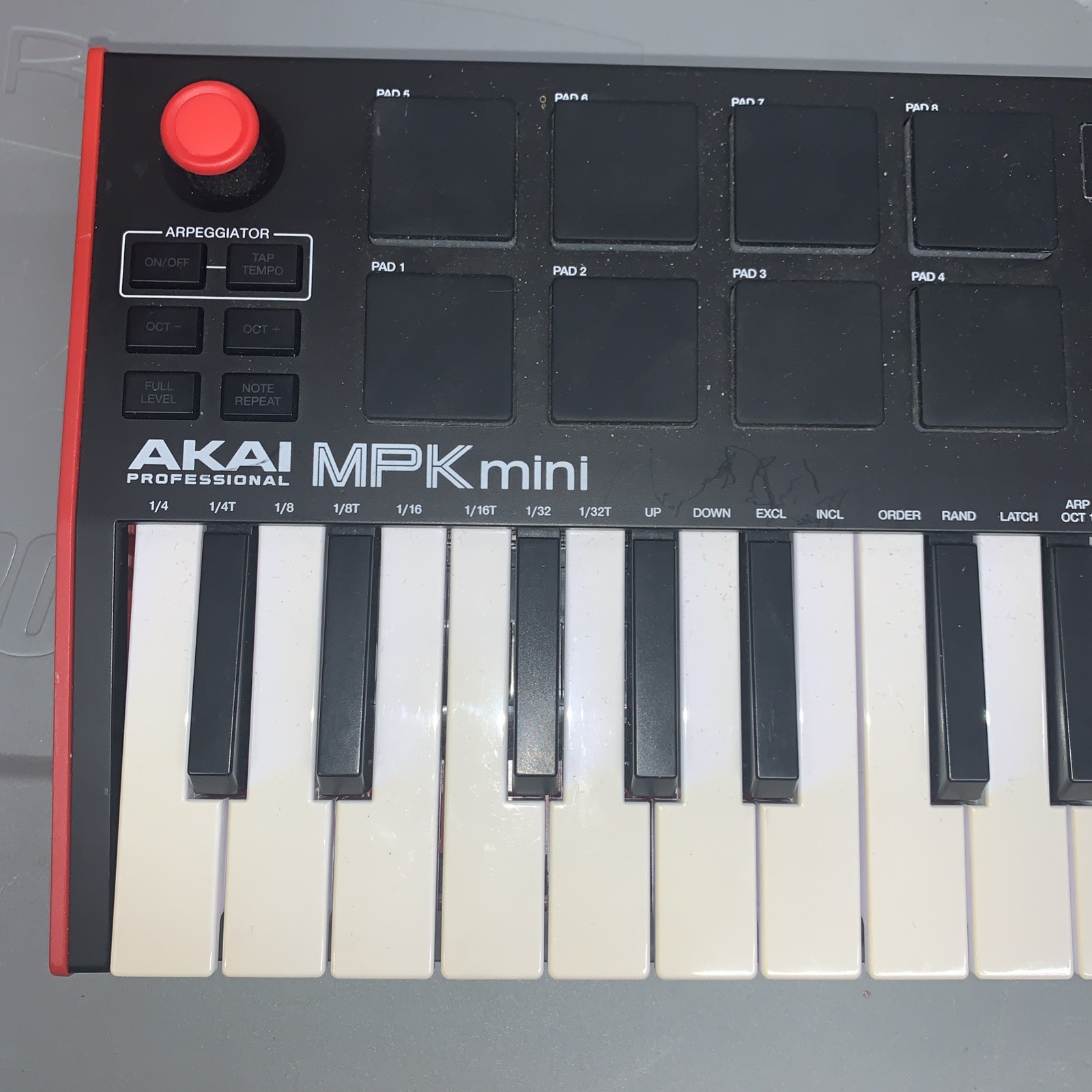 AKAI MPK Mini 25 Key USB MIDI Controller W/ 8 Drum Pads & 8 Knobs (missing 1)