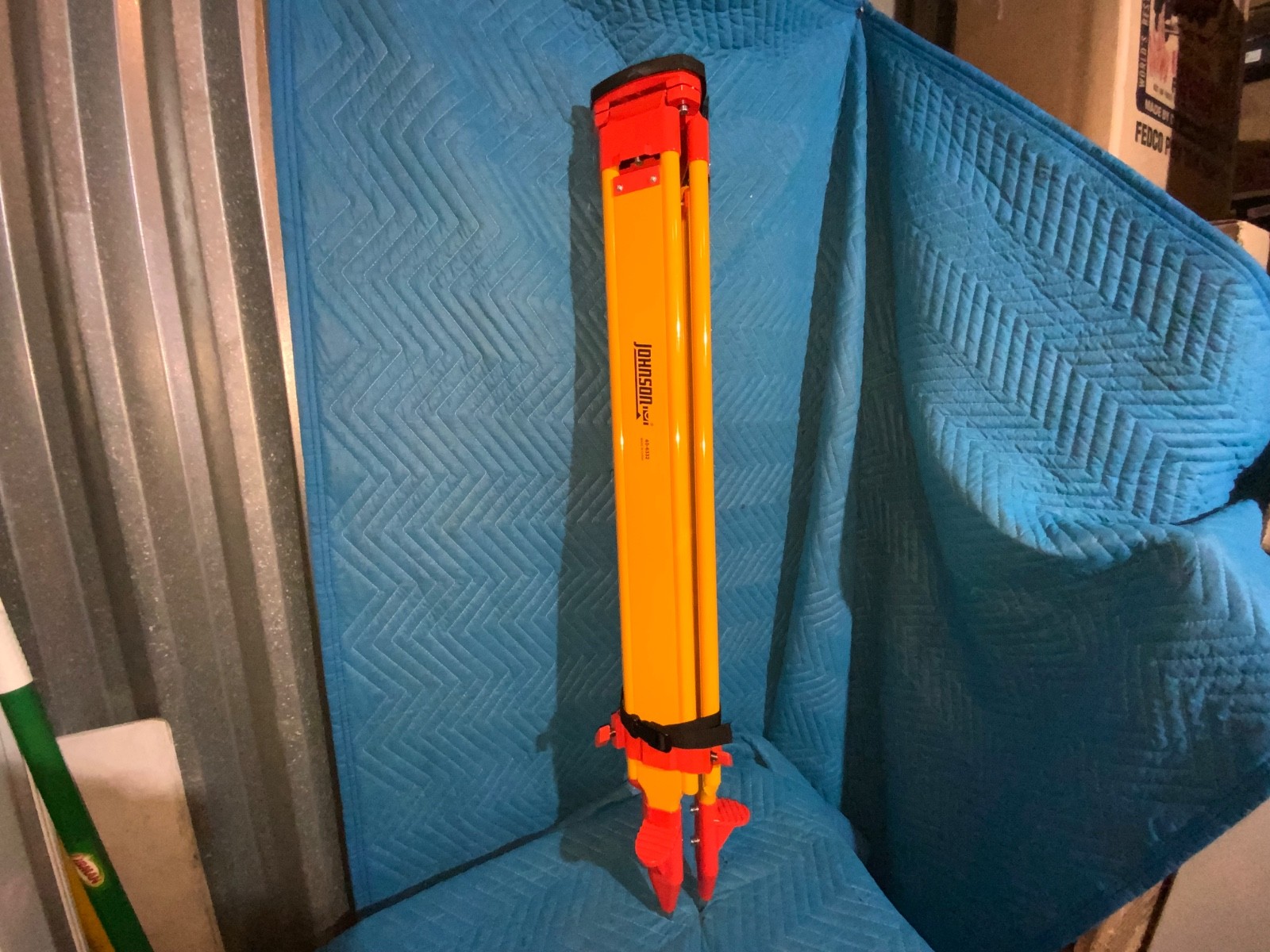 JOHNSON 40-6332  Tripod,5/8-11,48 to 66 In L,Fiberglass 6ZTL8 Lc Pc A2345 (S1Tfl