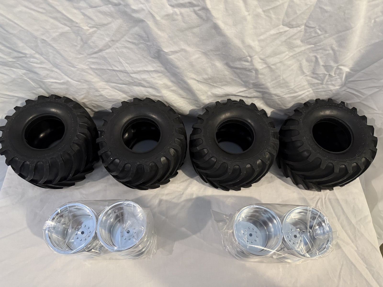 Tamiya Monster Truck RC 1:10 Clod Buster Bullhead Chrome Wheels / Tires Set NEW