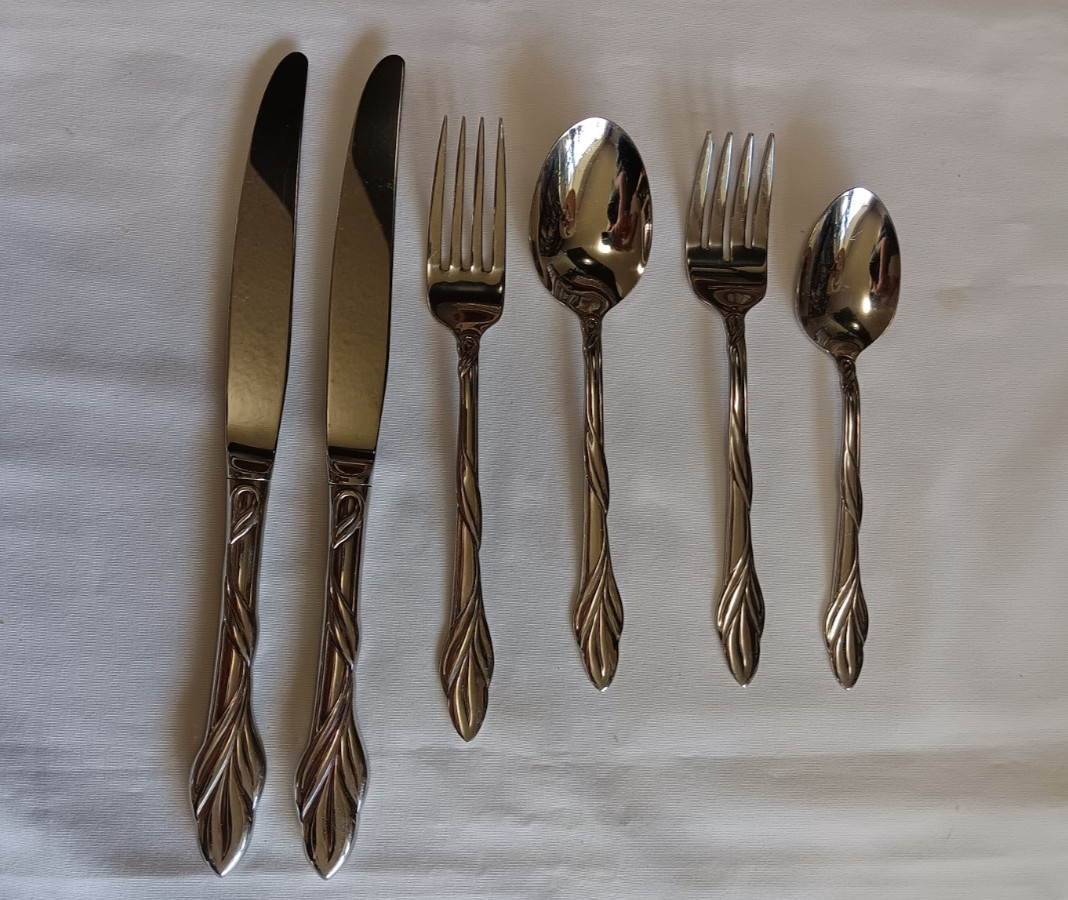 Eden 3 Oneida Dinner Forks, Salad Fork, Soup Spoon, Tea Spoon 2 Knives CHOICE