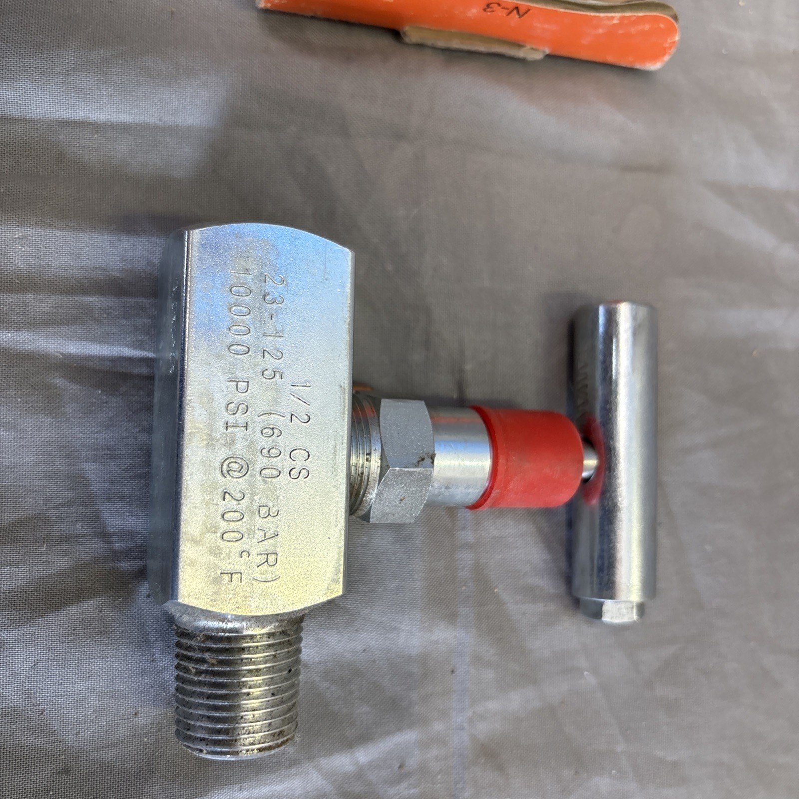 KF 23-125A CS NEEDLE VALVE 1/2" NPT 10,000 PSI