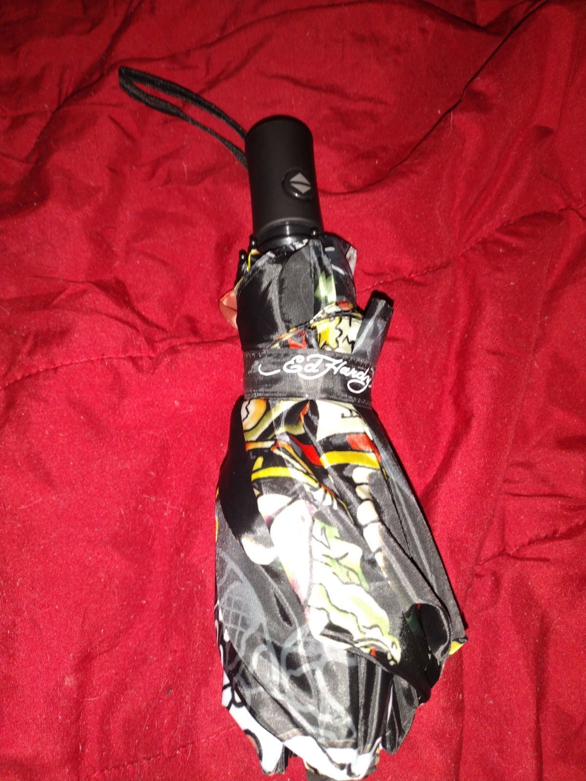 ED HARDY COMPACT UMBRELLA LOVE KILL AUTO OPEN & CLOSE RUBBERIZED HANDLE NWT