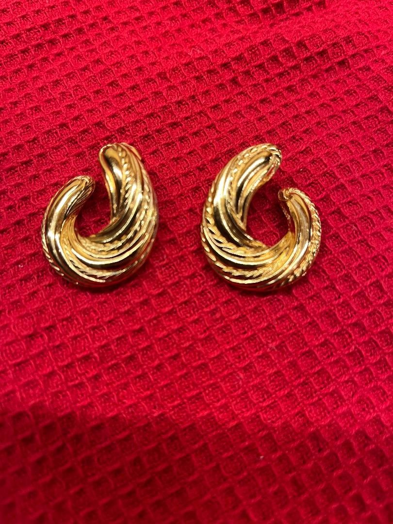 VINTAGE AVON TRADEWINDS GOLD TONE EARRINGS, 1.25 INCHES