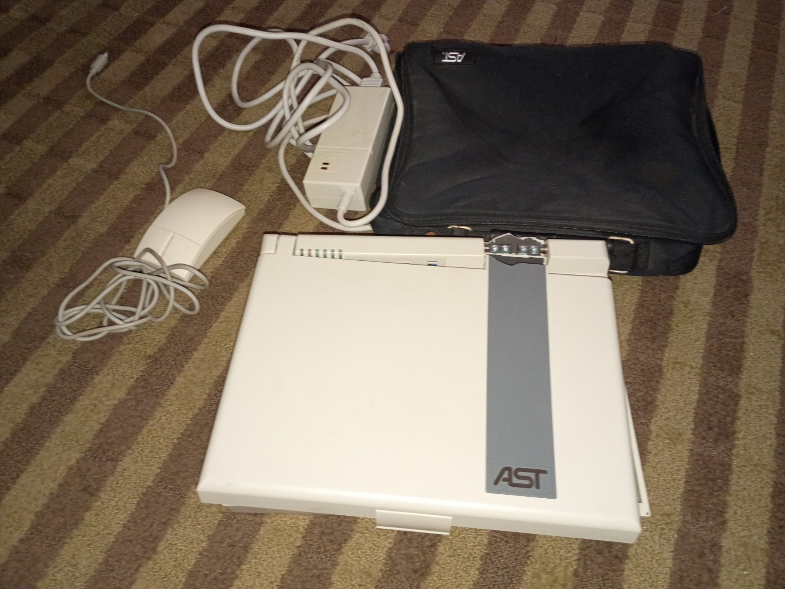 AST Advantage NB-SX25 Vintage Laptop Computer w/ Mouse, Adapter & Bag( UNTESTED)