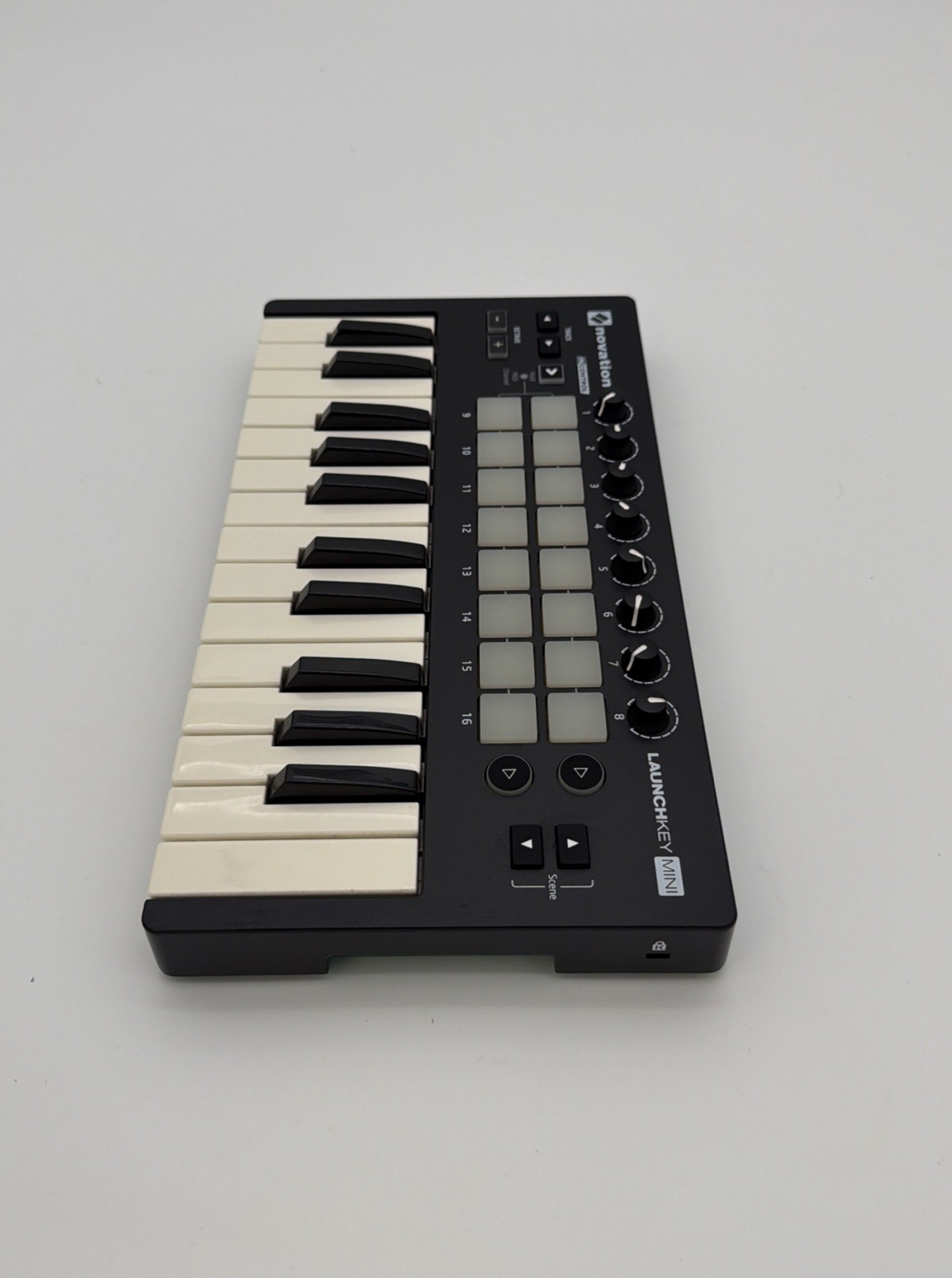 Novation Launchkey Mini MK2 MIDI Controller - COMPLETE with USB Cable - Tested
