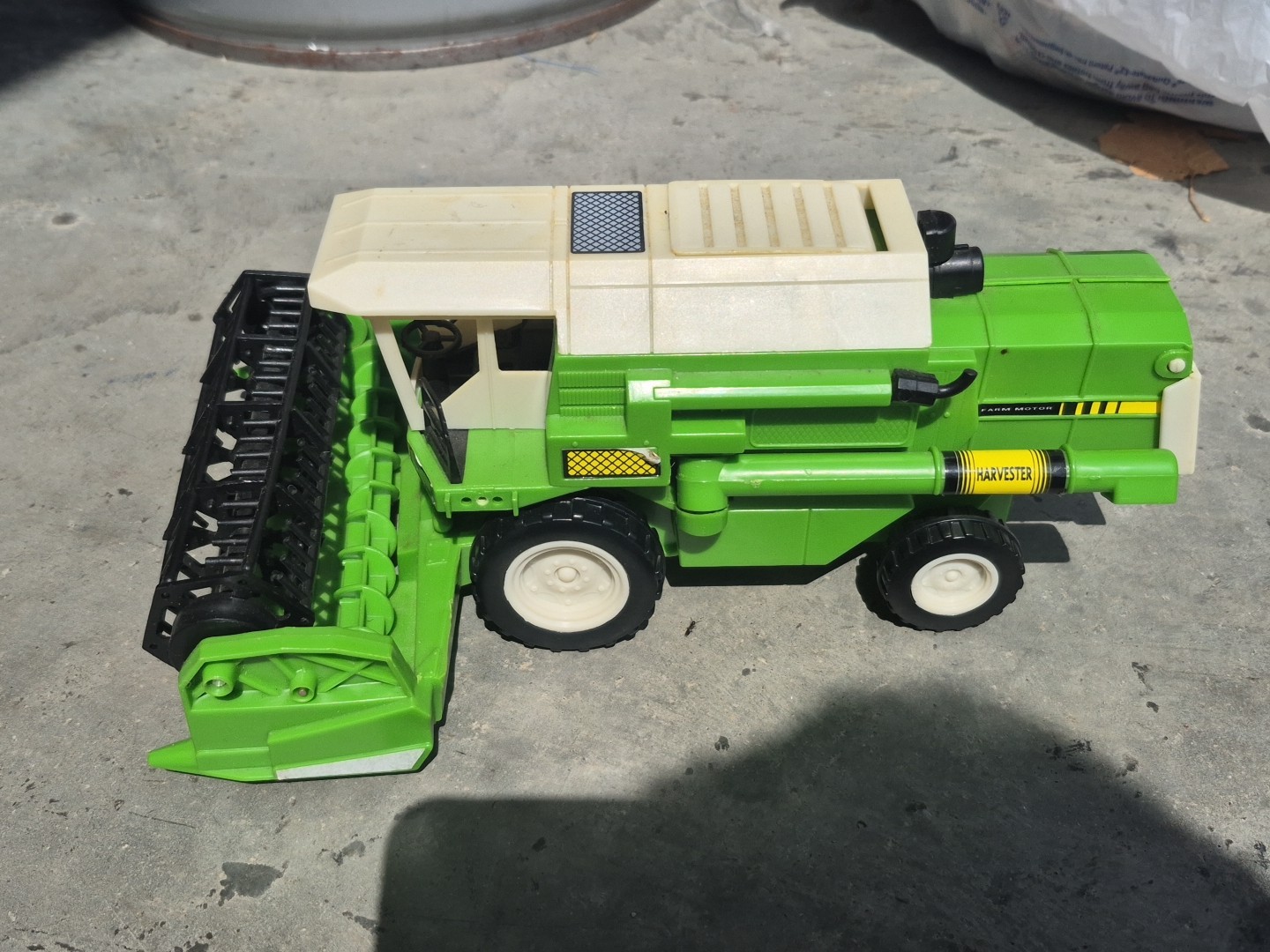 New Holland Combine Harvester 1:32 New-Ray Green White Bailer (NR-362)