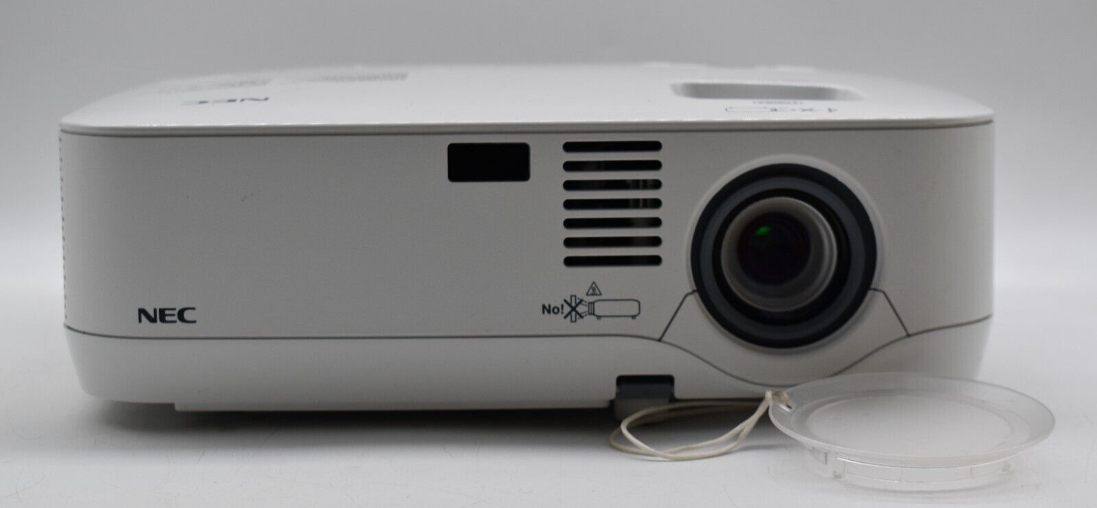 Low Lamp Hours Nec NP410 2,600 ANSI Lumens Projector 11 Lamp Hours