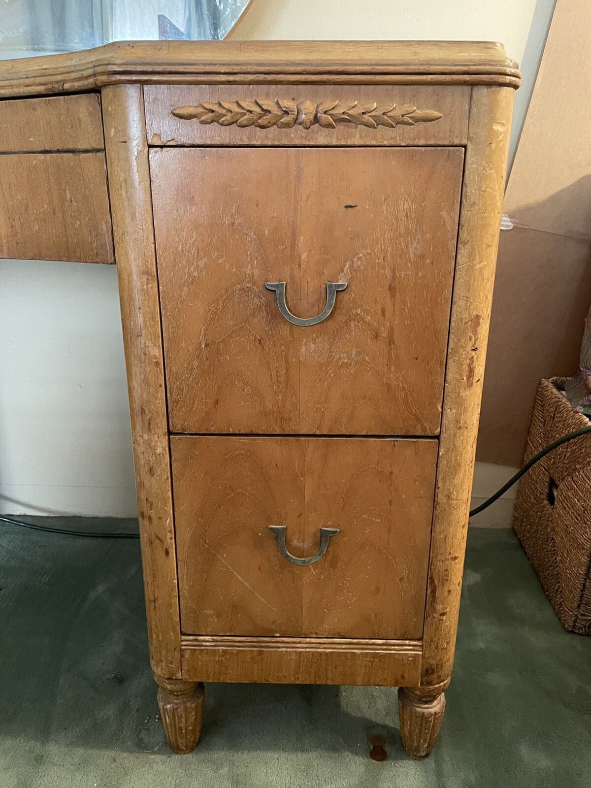 Antique vanity dressing table w/ round mirror
