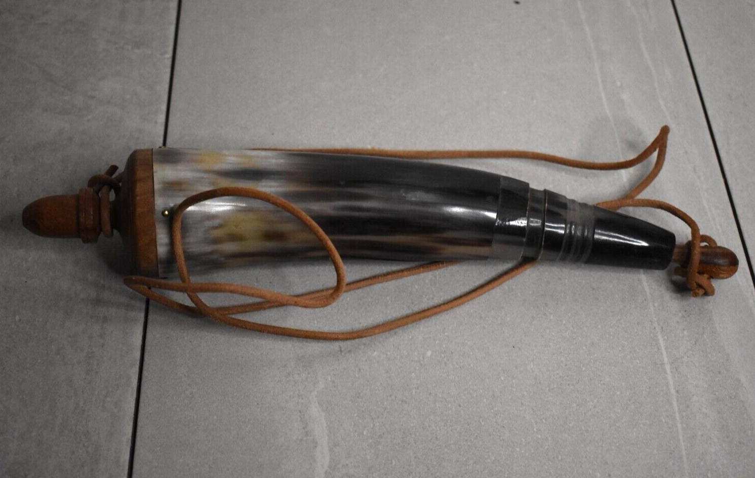 Gunpowder Ox Horn Black Powder Replica with Strap Medieval Colonial Cosplay